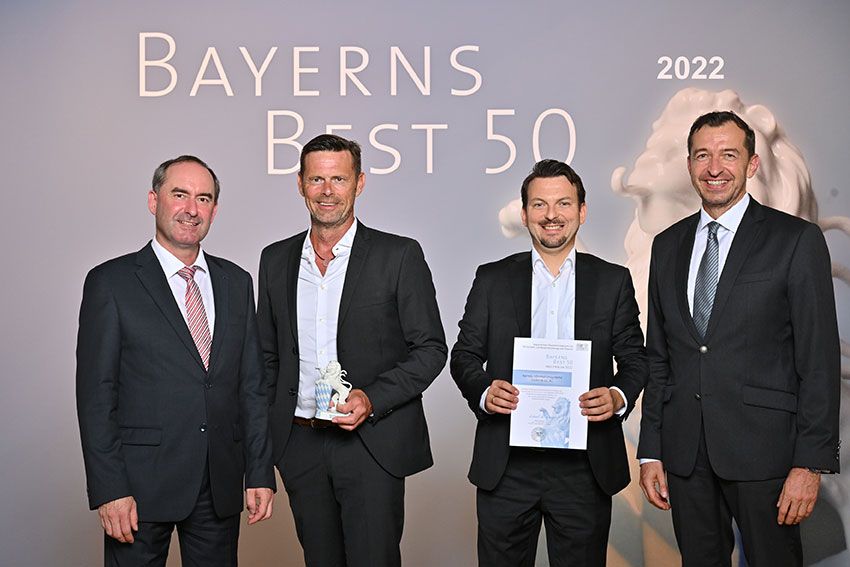 Franz Stein (2. v. links) und Dr. Florian Schmidt-Wudy (2. v. rechts) von Agenda nahmen die Auszeichnung „BAYERNS BEST 50“ stolz von Wirtschaftsminister Hubert Aiwanger (links) und Jurymitglied Stefan Schmal (rechts) entgegen. Bild: Studio SX Heuser.