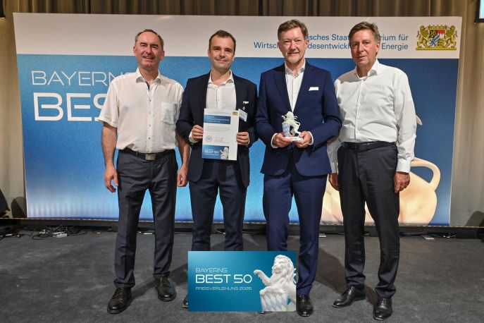 von links: Hubert Aiwanger (Wirtschaftsminister Bayern), Sebastian Theissen (CMO bei Agenda), Thomas Markreiter (Technischer Geschäftsführer bei Agenda), Thomas Edenhofer (Juror Baker Tilly); Bild: Fotostudio SX Heuser