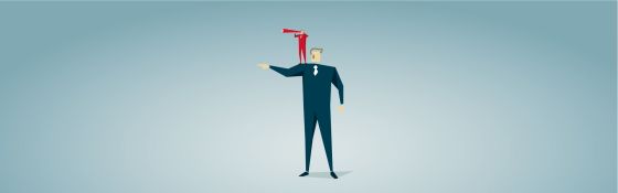 Mann mit anderem Mann auf der Schulter als Symbol für Weitblick in der Unternehmensführung